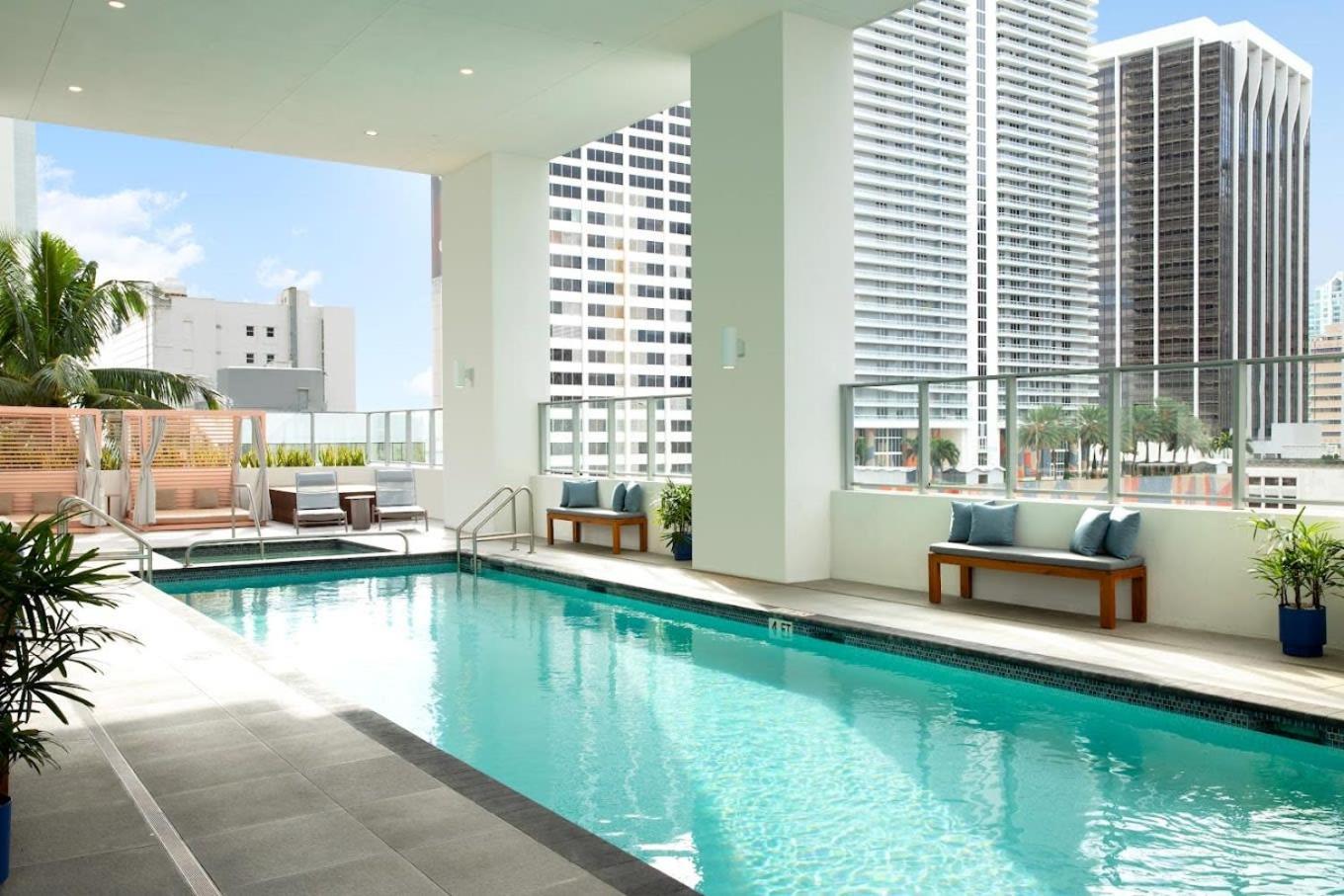 Sky-high Oasis Large Pool & Gym Apartment