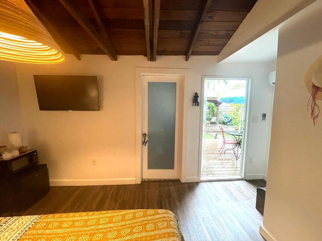 Private Steps From Calle 8 Apartment Miami
