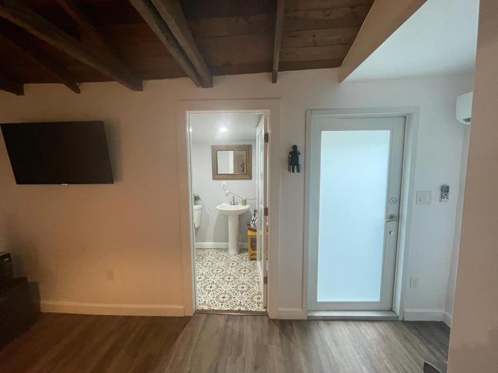 Apartment Private Steps From Calle 8 *