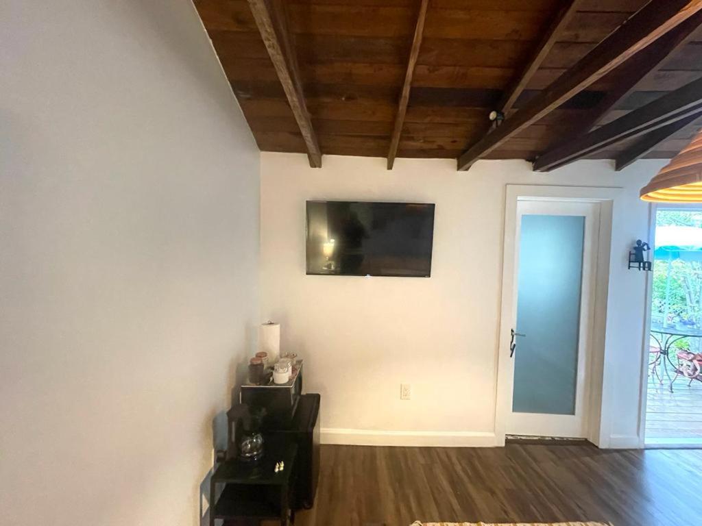 Private Steps From Calle 8 Miami