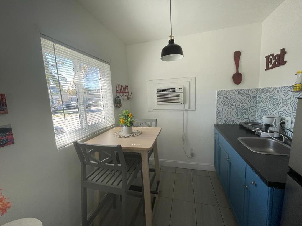 Chic And Comfortable Free Street Parking Apartment