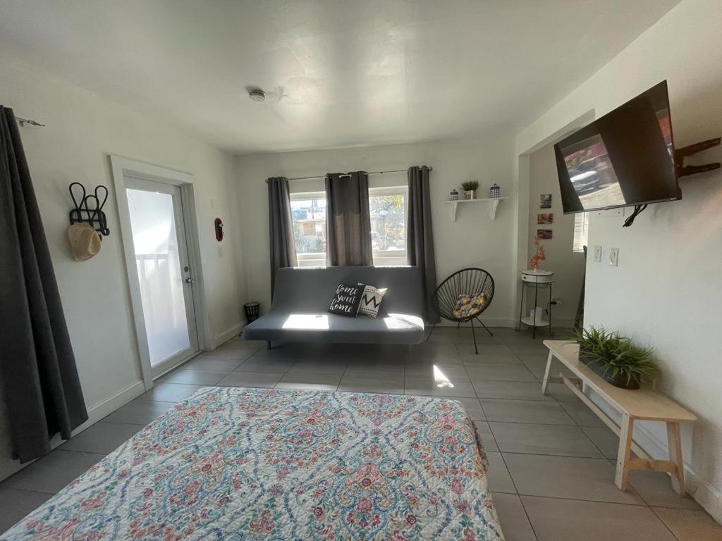 Chic And Comfortable Free Street Parking Apartment Miami