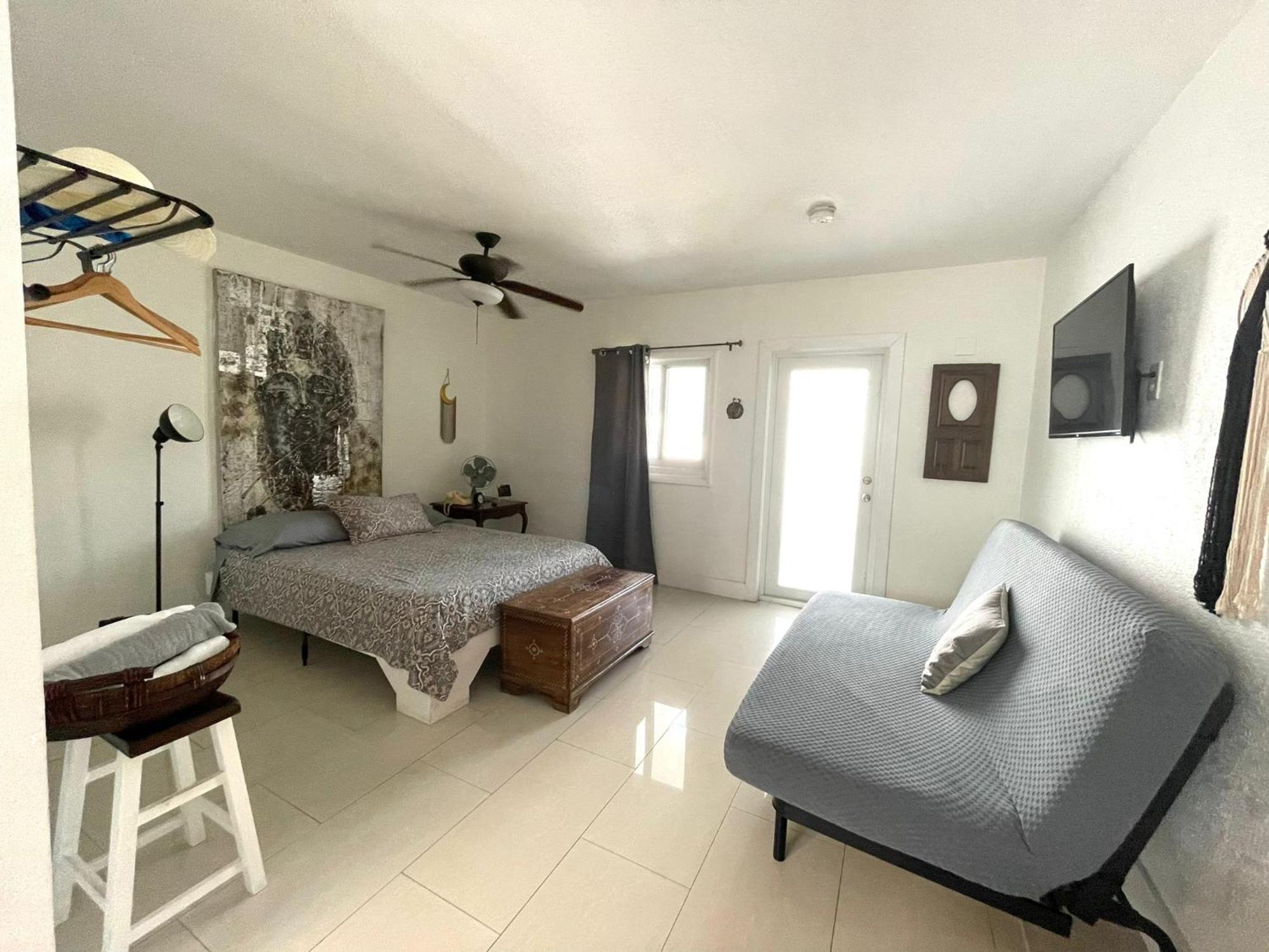 Apartment Private Blocks From Coconut Grove