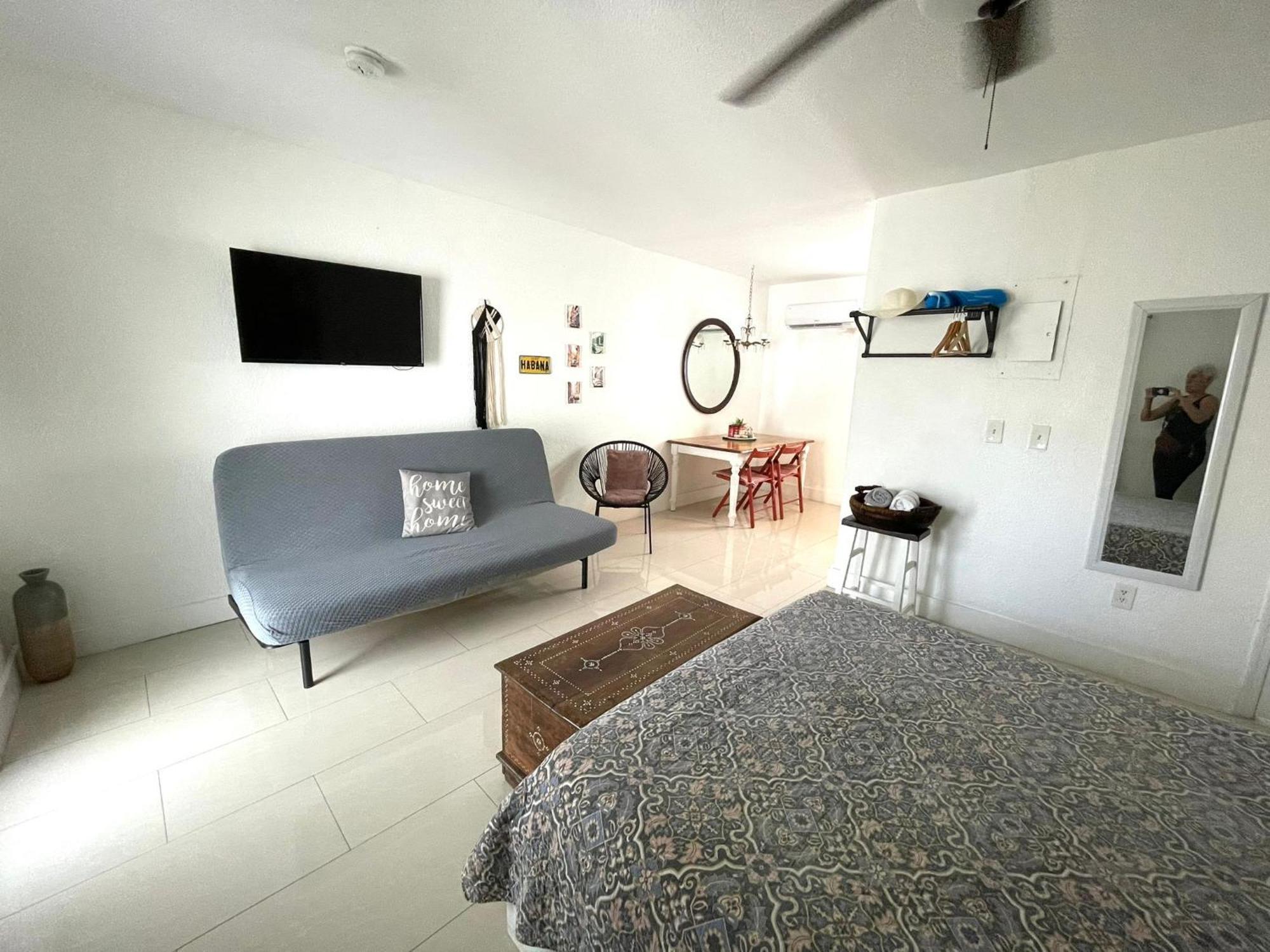 Apartment Private Blocks From Coconut Grove *