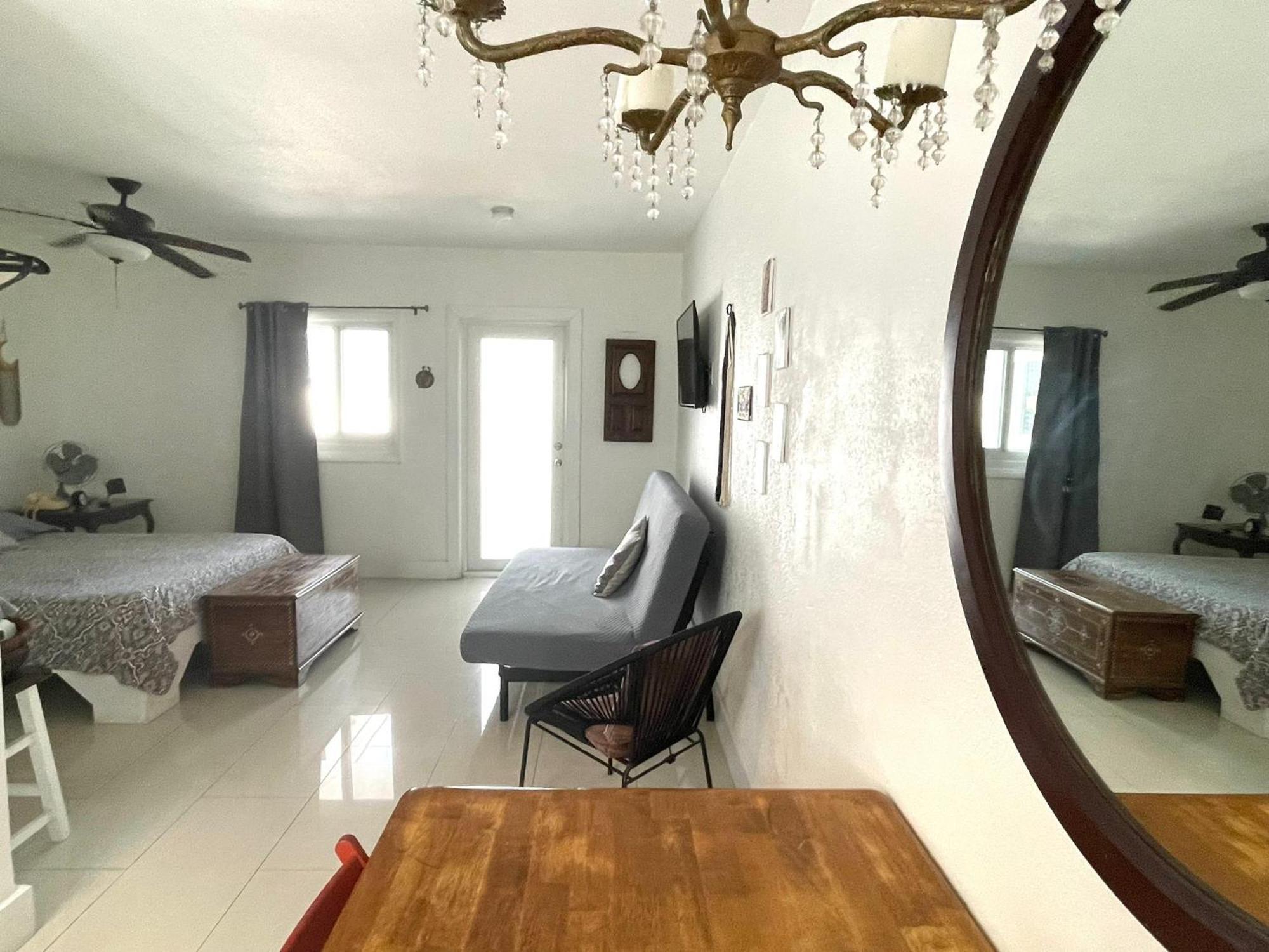 Apartment Private Blocks From Coconut Grove *