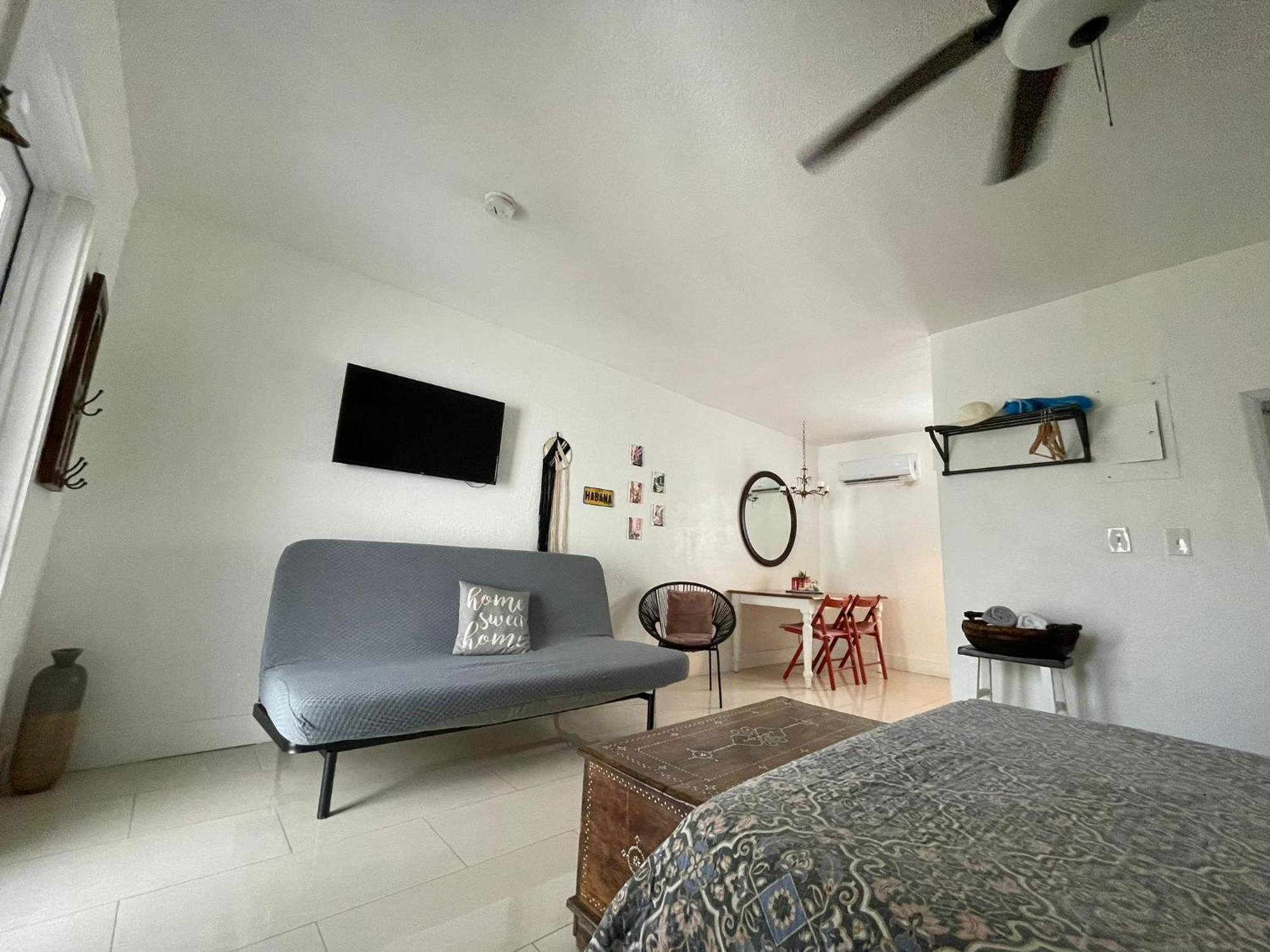 Apartment Private Blocks From Coconut Grove