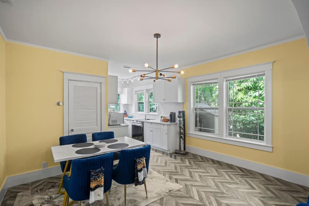 Designer House Steps From Stores * Miami