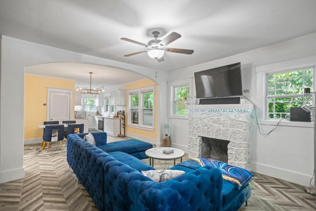 Designer House Steps From Stores Miami