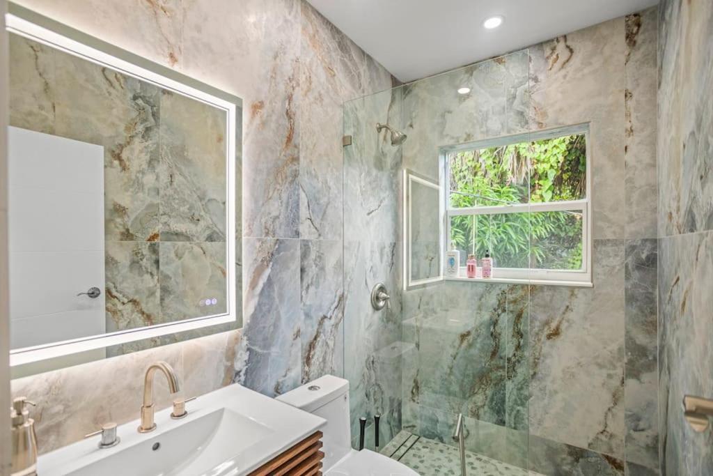 Designer House Steps From Stores Holiday home *