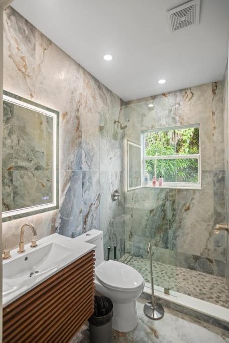 Designer House Steps From Stores Holiday home *