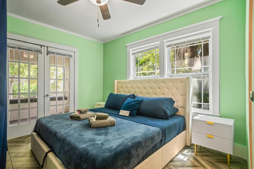 Designer House Steps From Stores * Miami