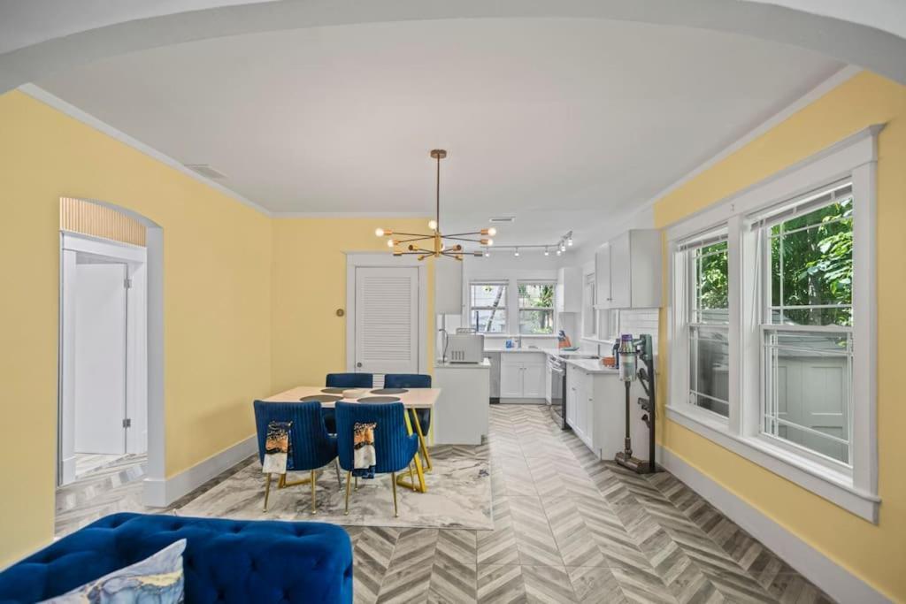 Designer House Steps From Stores Holiday home Miami
