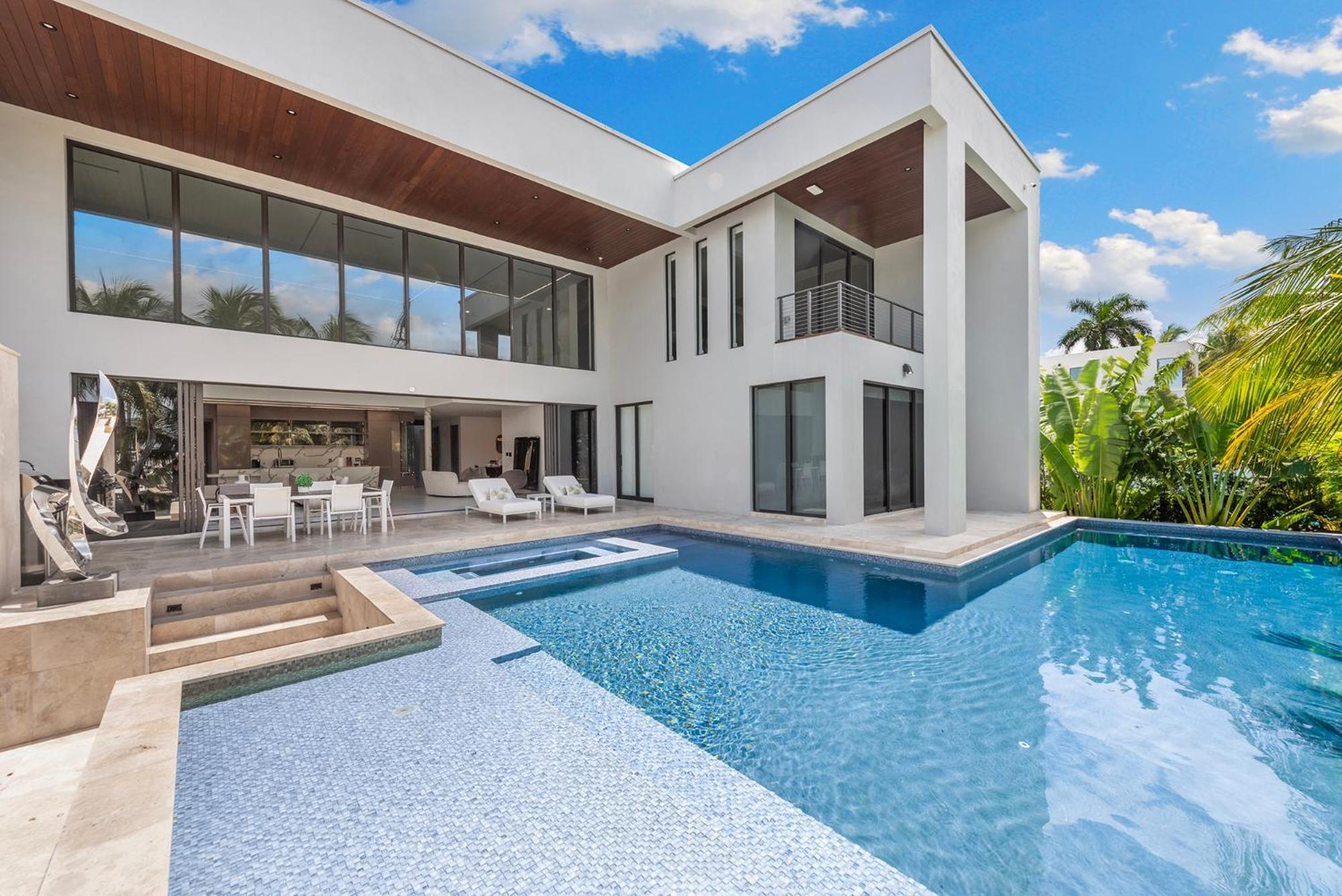 Waterfront 6 Bedrooms Sleeps 14 People