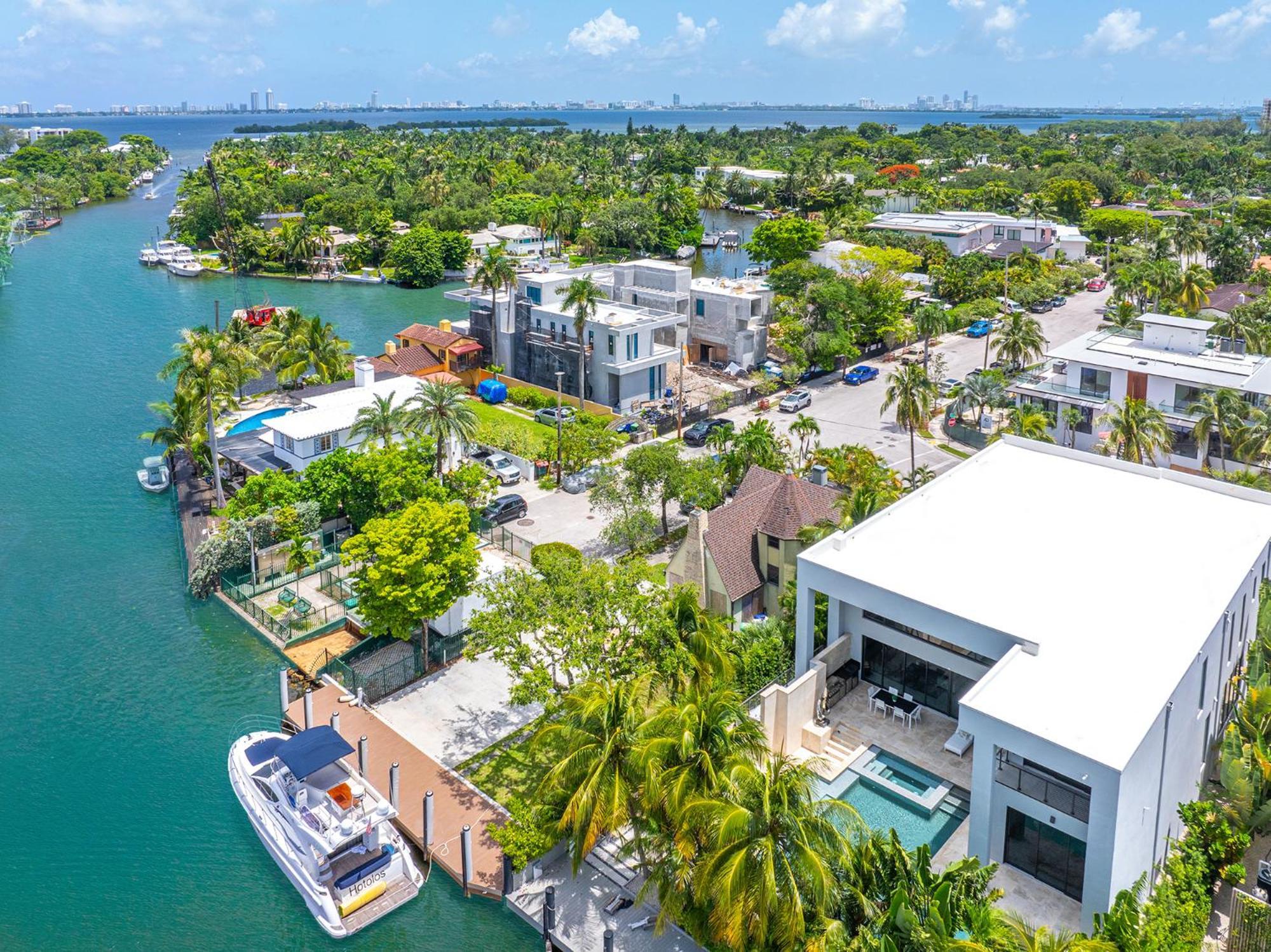 Waterfront 6 Bedrooms Sleeps 14 People * Miami