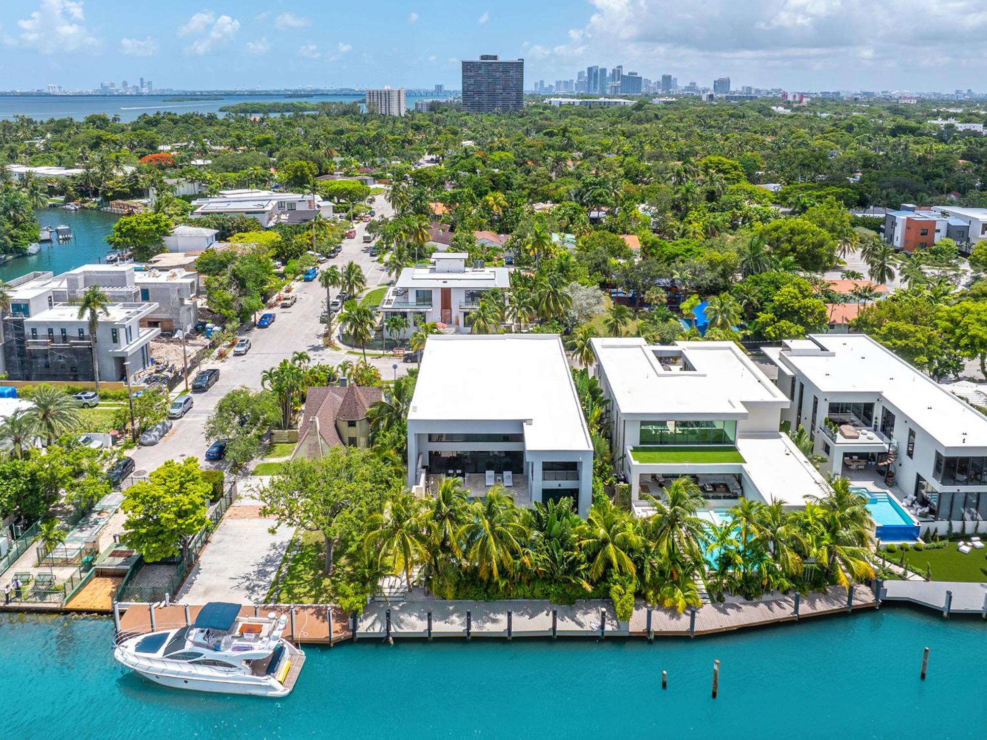 Waterfront 6 Bedrooms Sleeps 14 People *