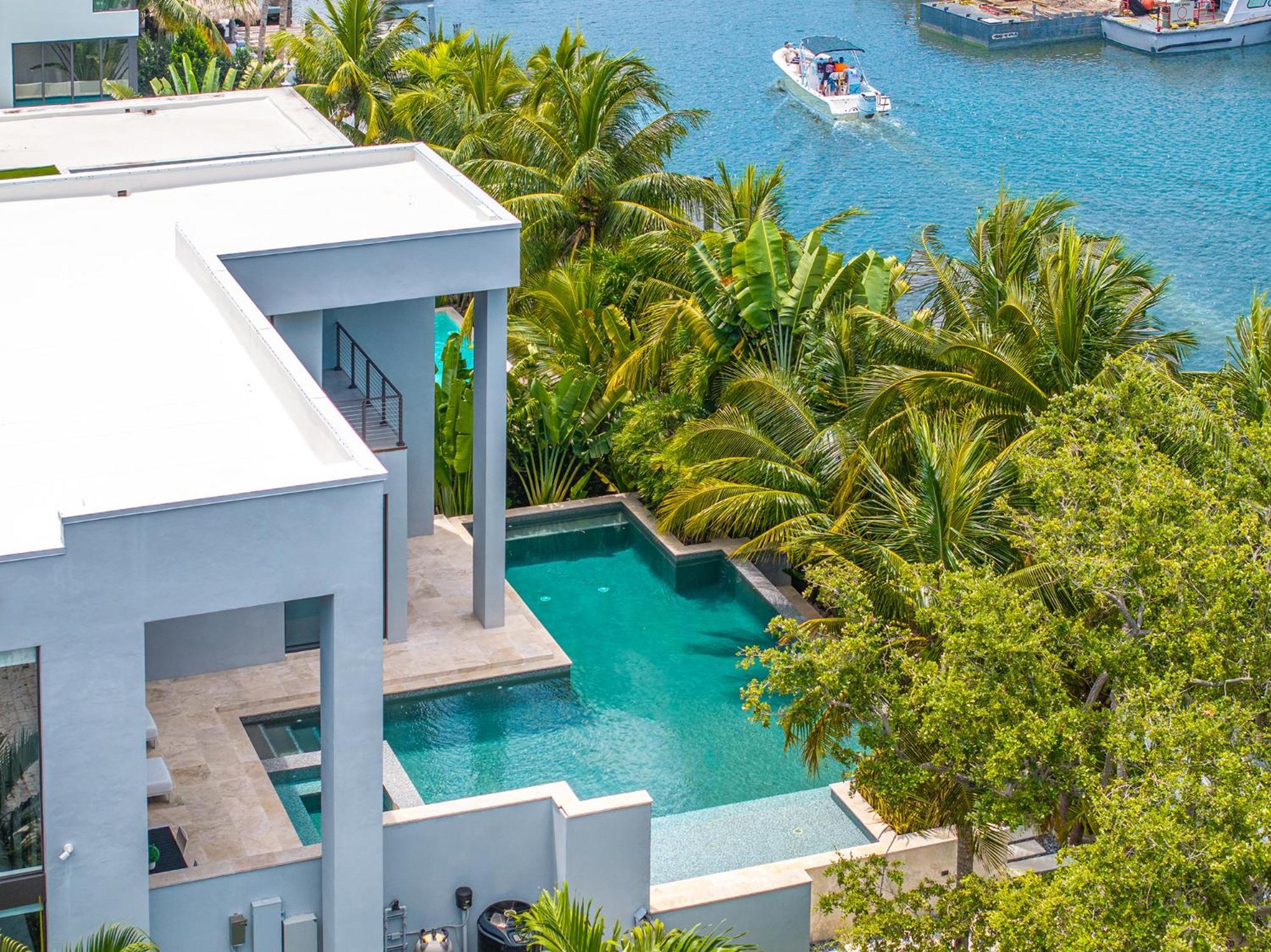 Villa Waterfront 6 Bedrooms Sleeps 14 People