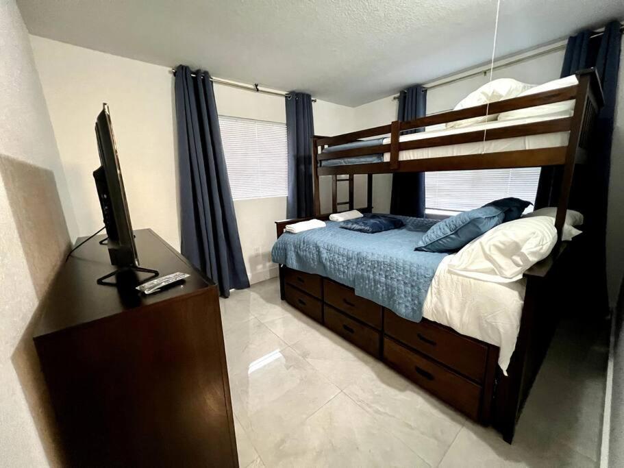Comfortable House Near Downtown & Airport *
