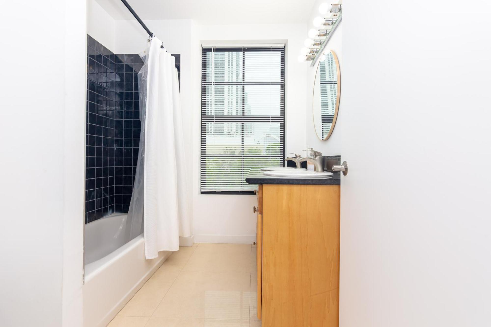 Downtown 2 Bedroom Apartment *