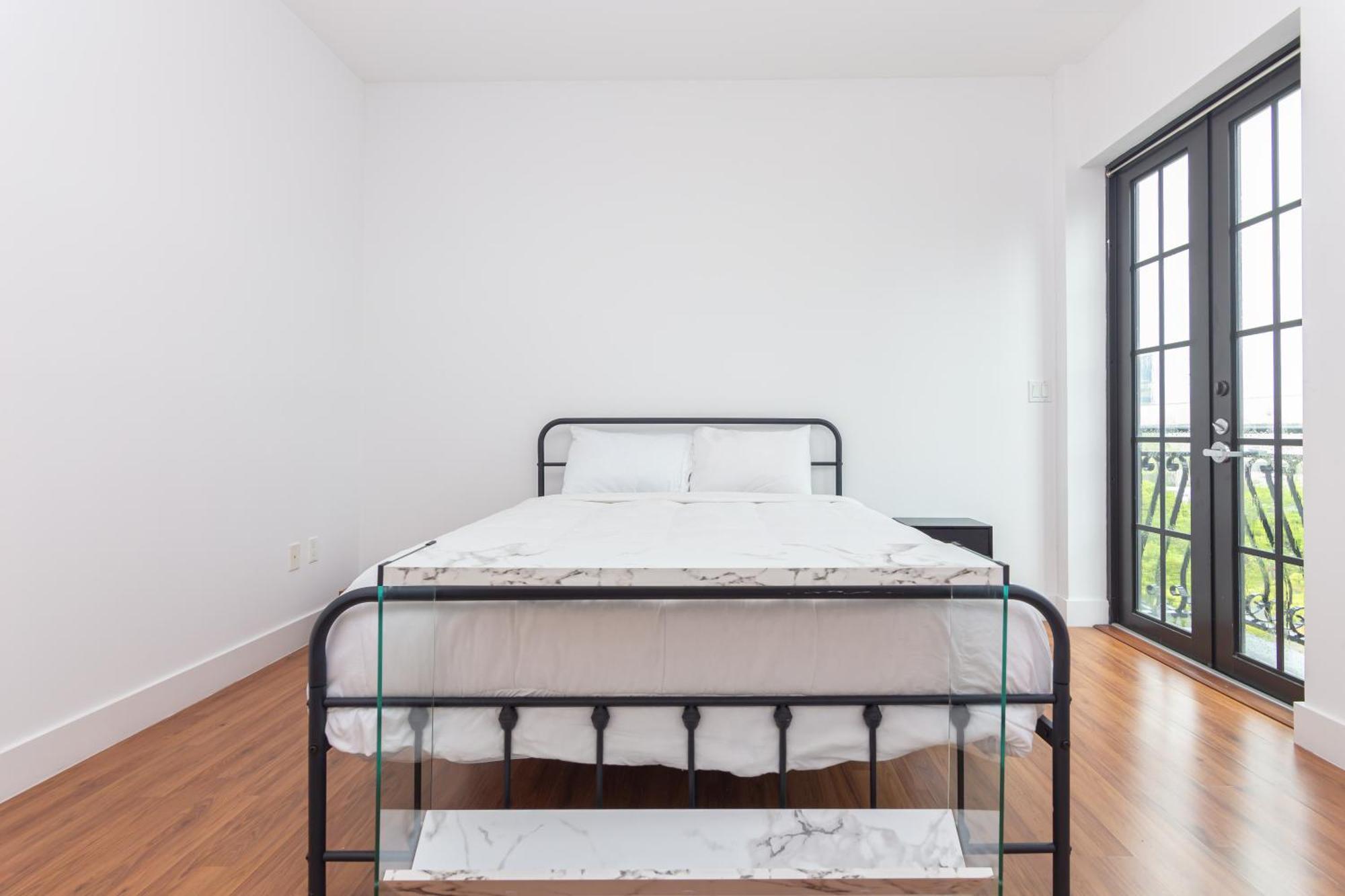 Apartment Downtown 2 Bedroom *