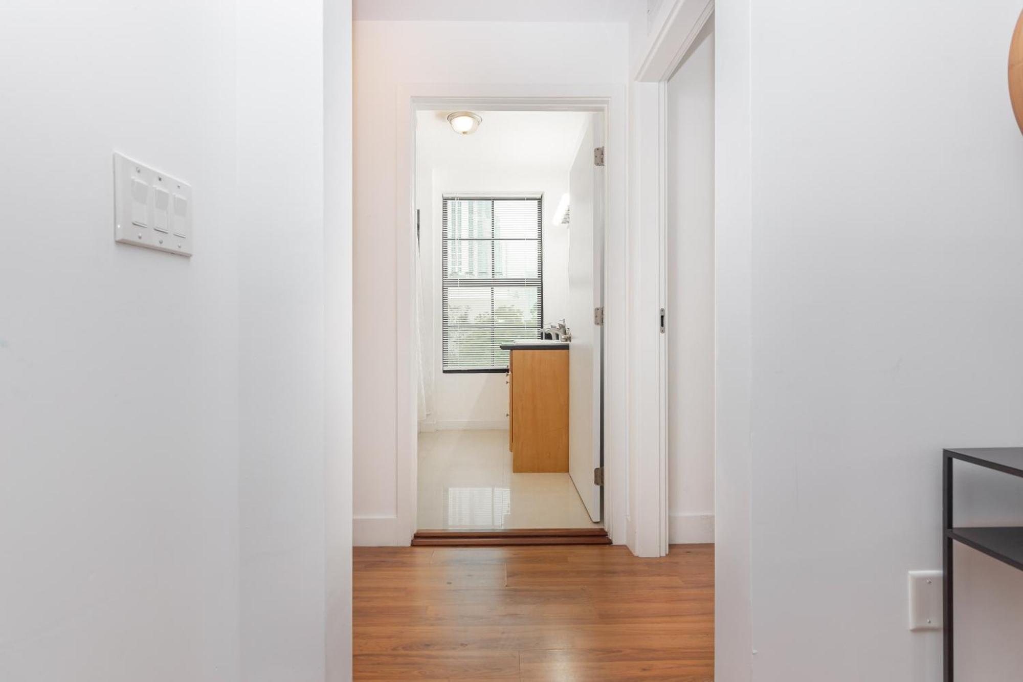 Apartment Downtown 2 Bedroom *