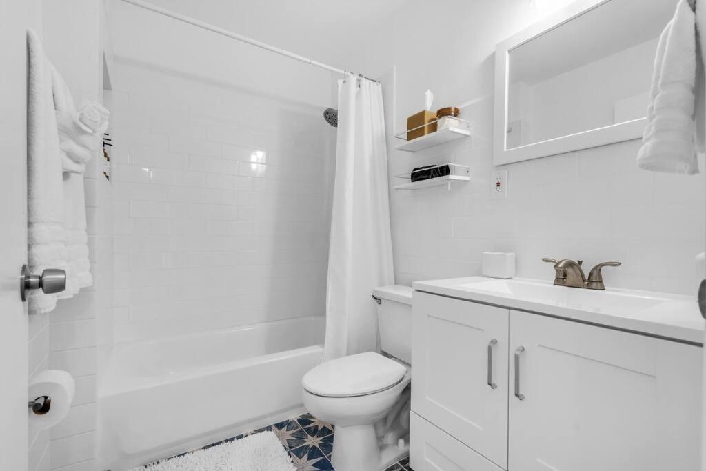 Modern 3 Bedroom Getaway With Parking In Coral Gables *