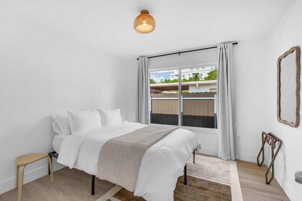 Modern 3 Bedroom Getaway With Parking In Coral Gables *