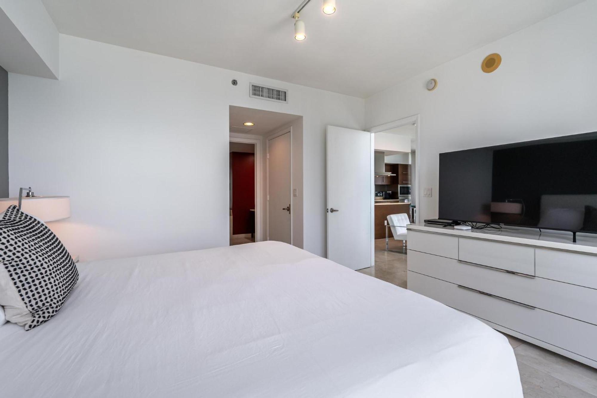 Apartment Icon Brickell Miami- 2 Bedroom With And Water Views! *