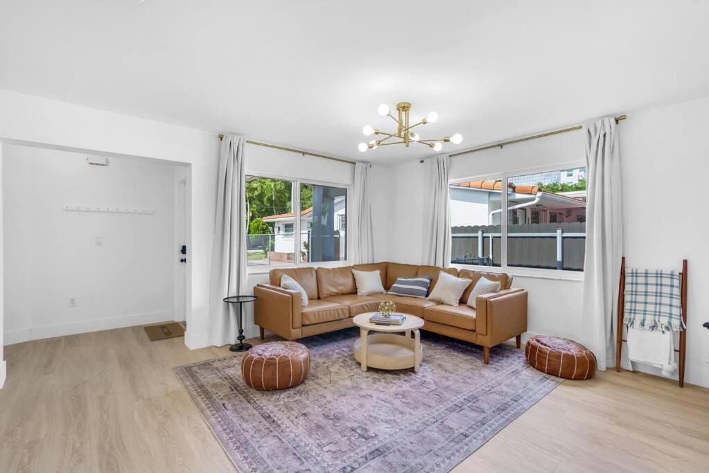 Modern 3 Bedroom Getaway With Parking In Coral Gables *