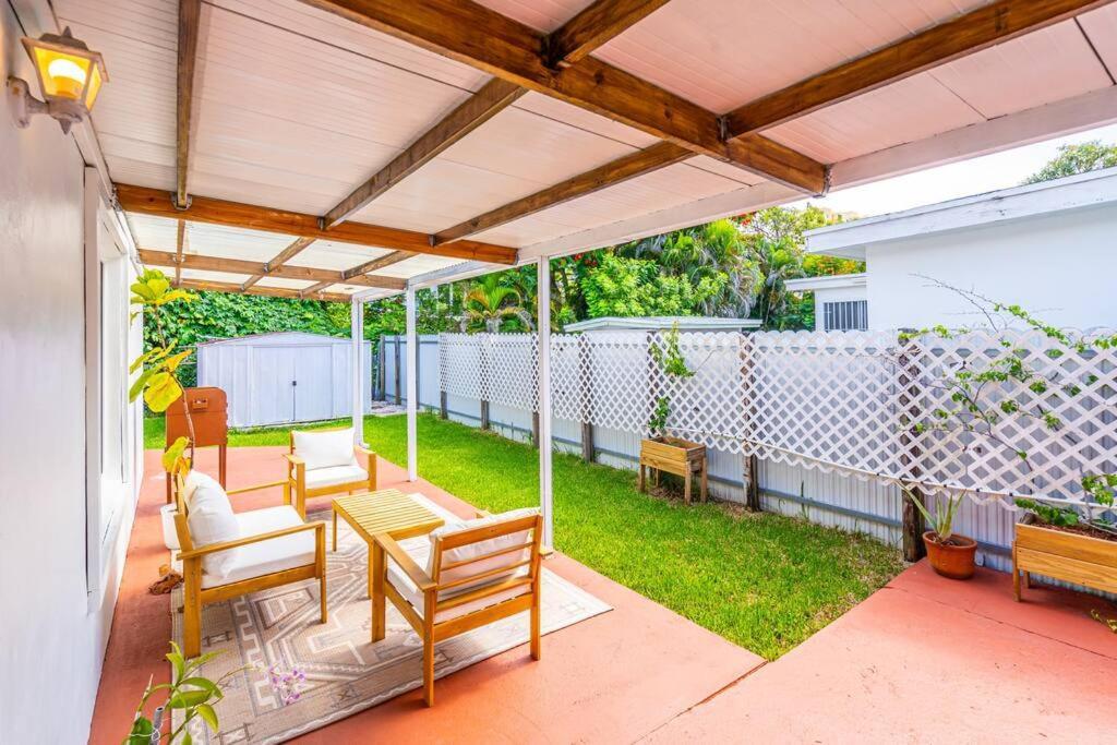 Modern 3 Bedroom Getaway With Parking In Coral Gables *
