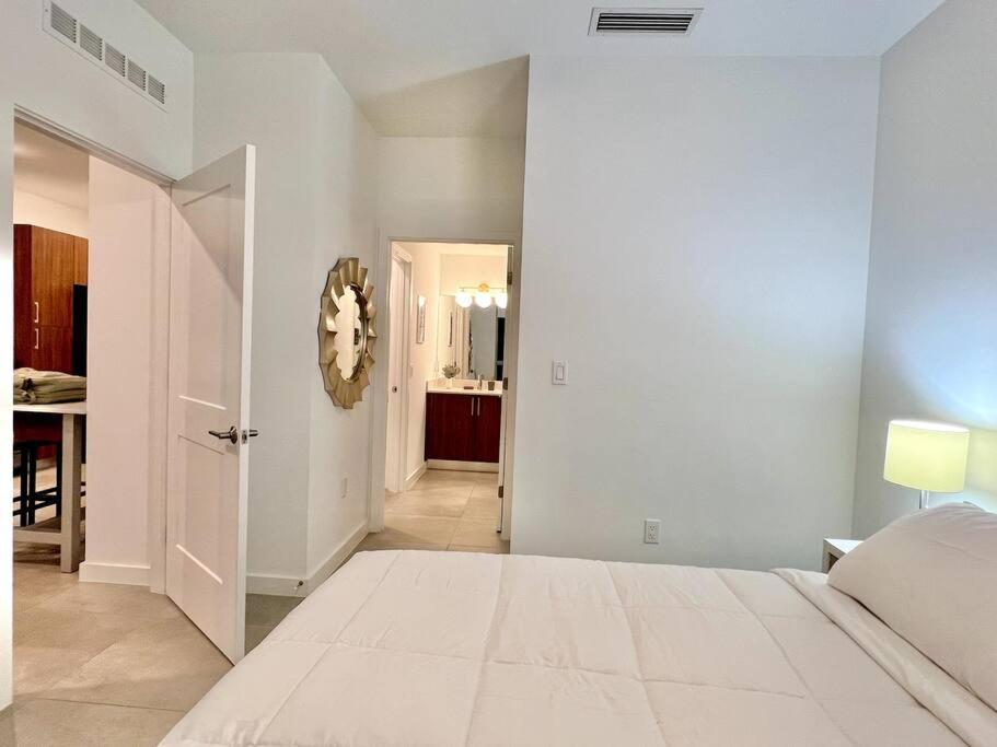 Downtown King Bed, Luxe Condo, Free Parking Apartment Miami