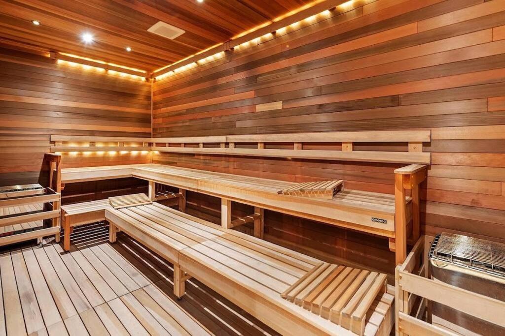 Downtown King Bed, Luxe Condo, Free Parking *