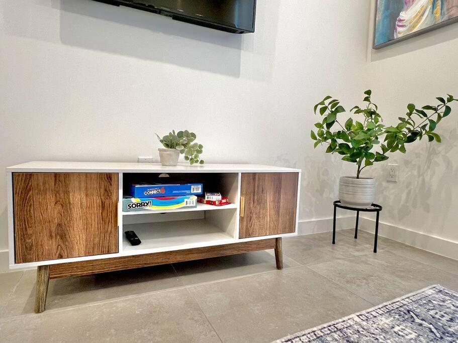 Downtown King Bed, Luxe Condo, Free Parking Apartment Miami