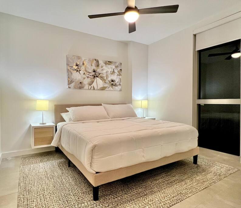 Downtown King Bed, Luxe Condo, Free Parking * Miami
