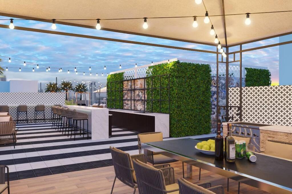 Downtown King Bed, Luxe Condo, Free Parking Apartment *