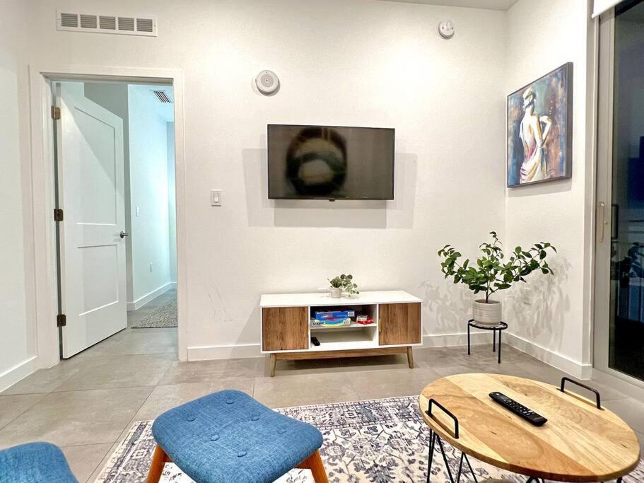 Downtown King Bed, Luxe Condo, Free Parking Apartment *