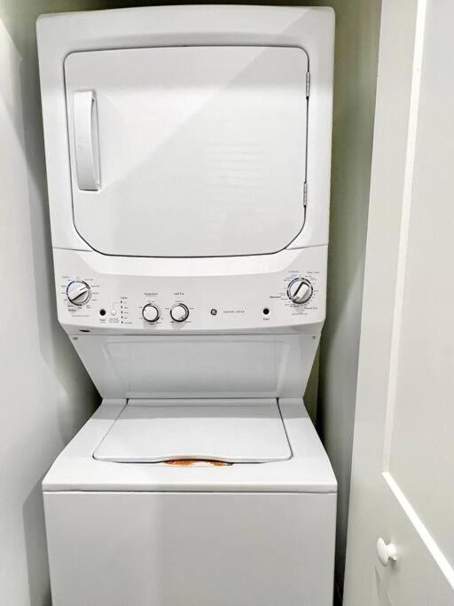 Downtown King Bed, Luxe Condo, Free Parking