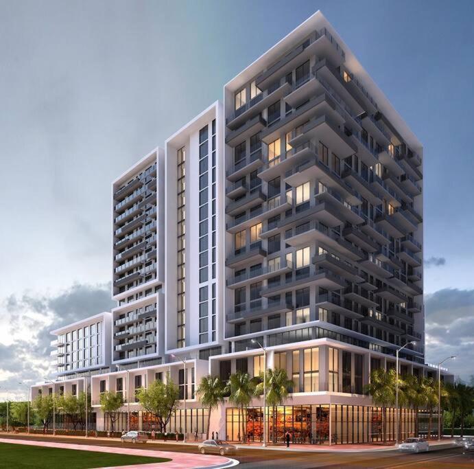 Downtown King Bed, Luxe Condo, Free Parking *