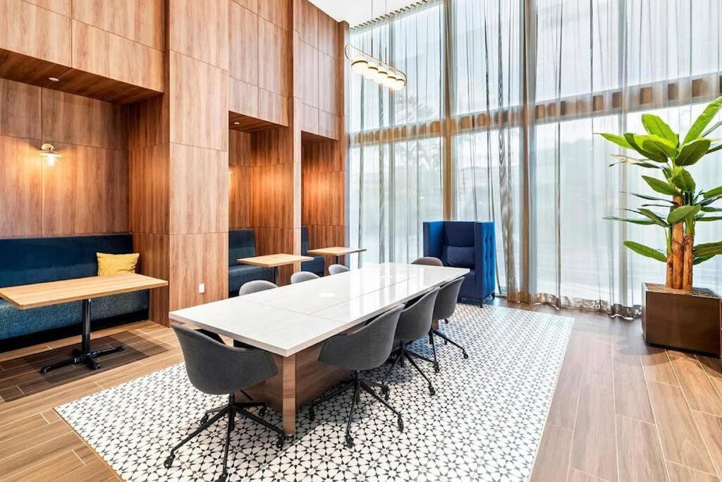 Downtown King Bed, Luxe Condo, Free Parking Miami