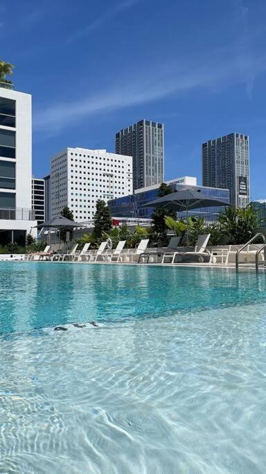 Downtown King Bed, Luxe Condo, Free Parking