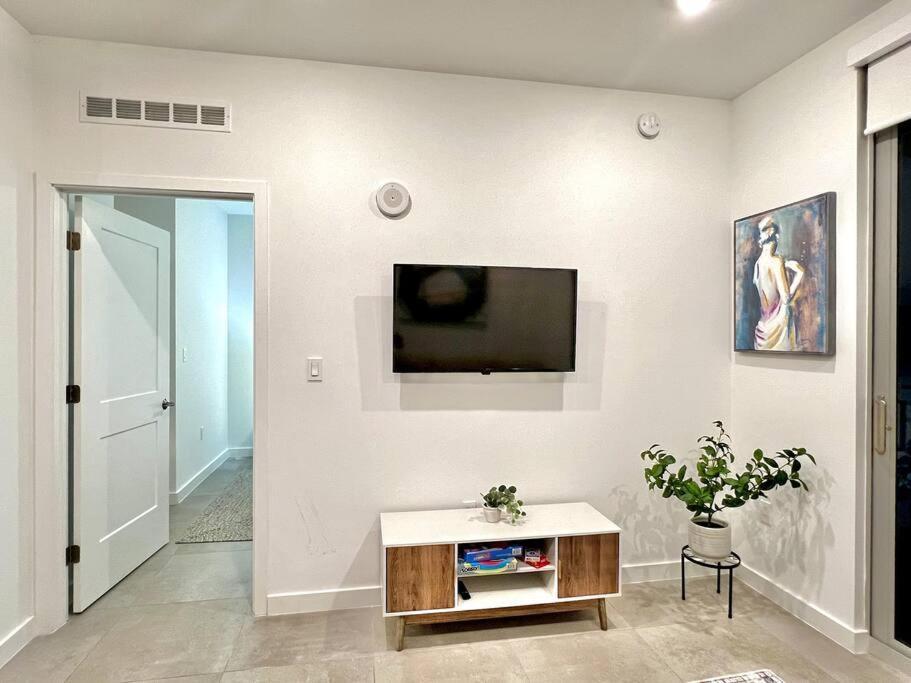 Apartment Downtown King Bed, Luxe Condo, Free Parking *