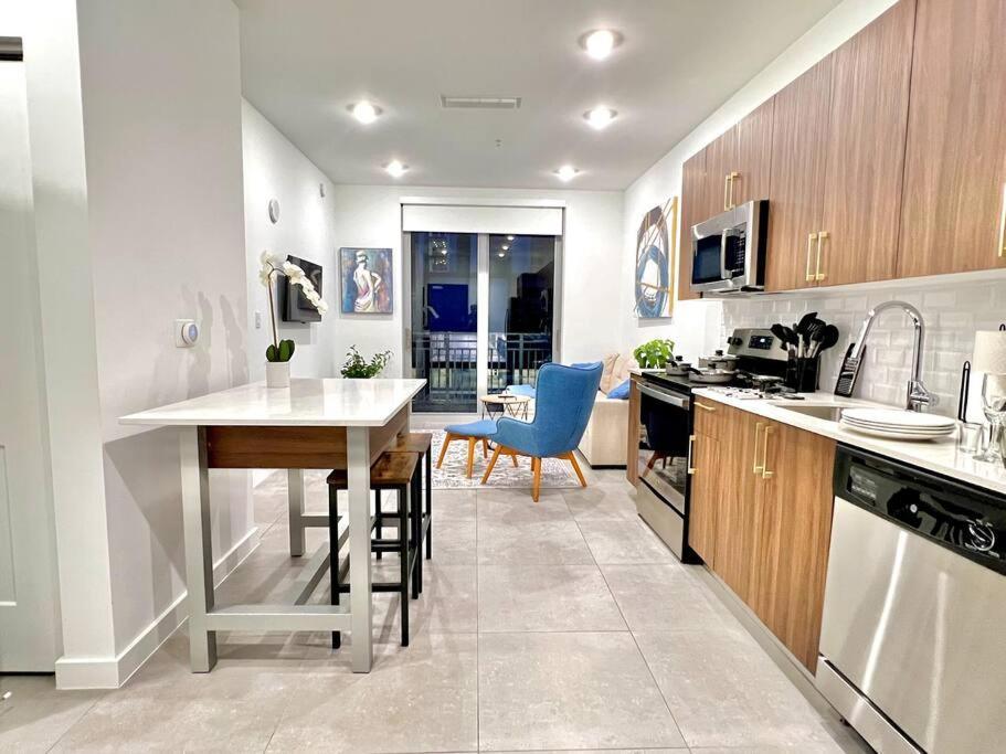Downtown King Bed, Luxe Condo, Free Parking Apartment *