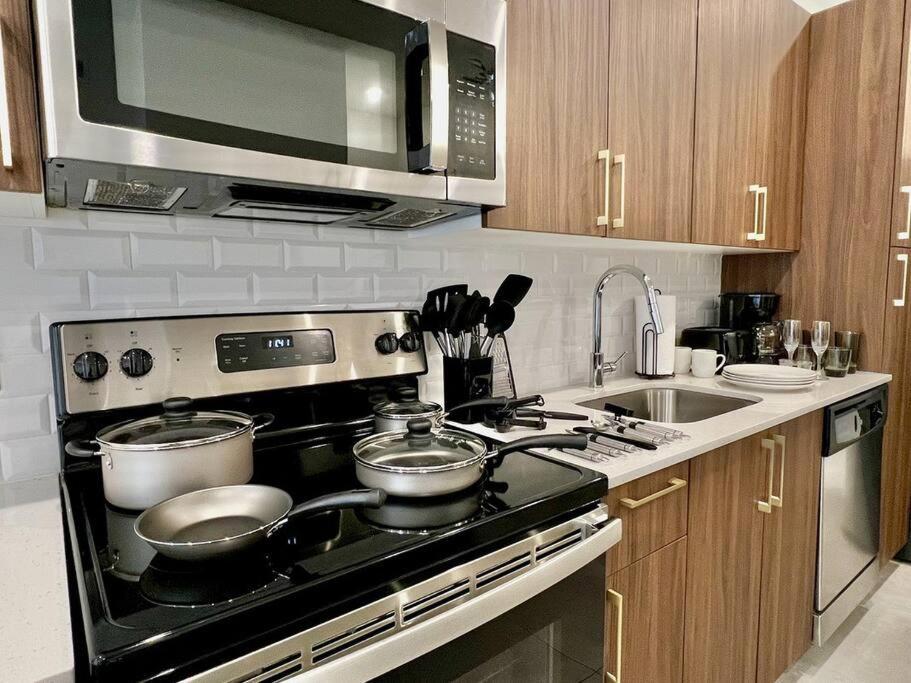 Downtown King Bed, Luxe Condo, Free Parking Apartment