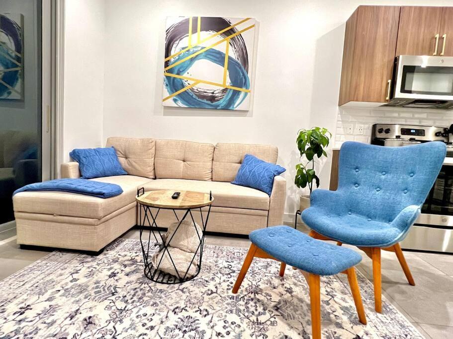 Downtown King Bed, Luxe Condo, Free Parking