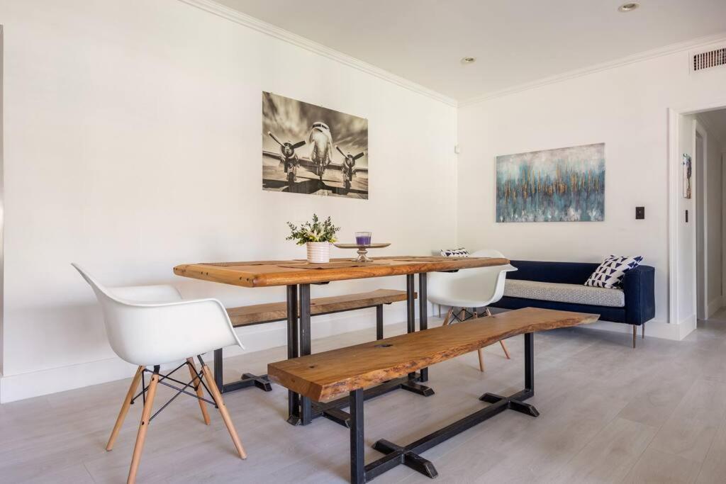Stylish 3-bed, 2-bath Near Downtown Holiday home