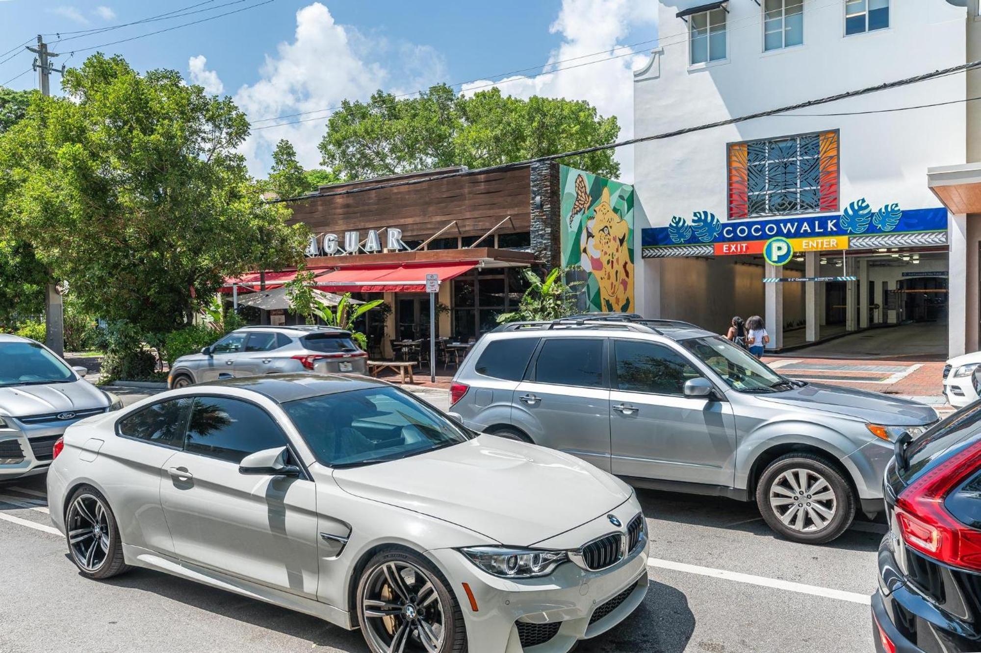 The Palms Coconut Grove 1 Bedroom Includes Parking