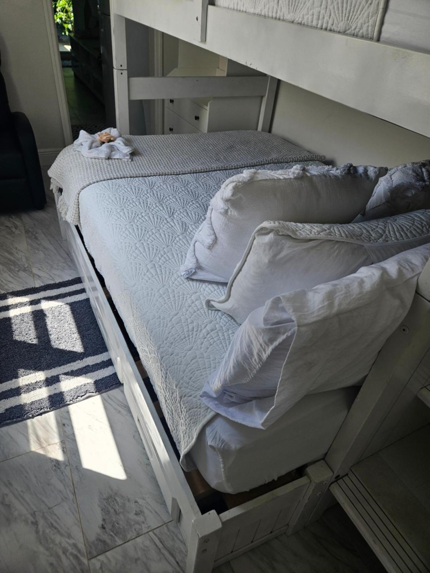 Jade Apartment *