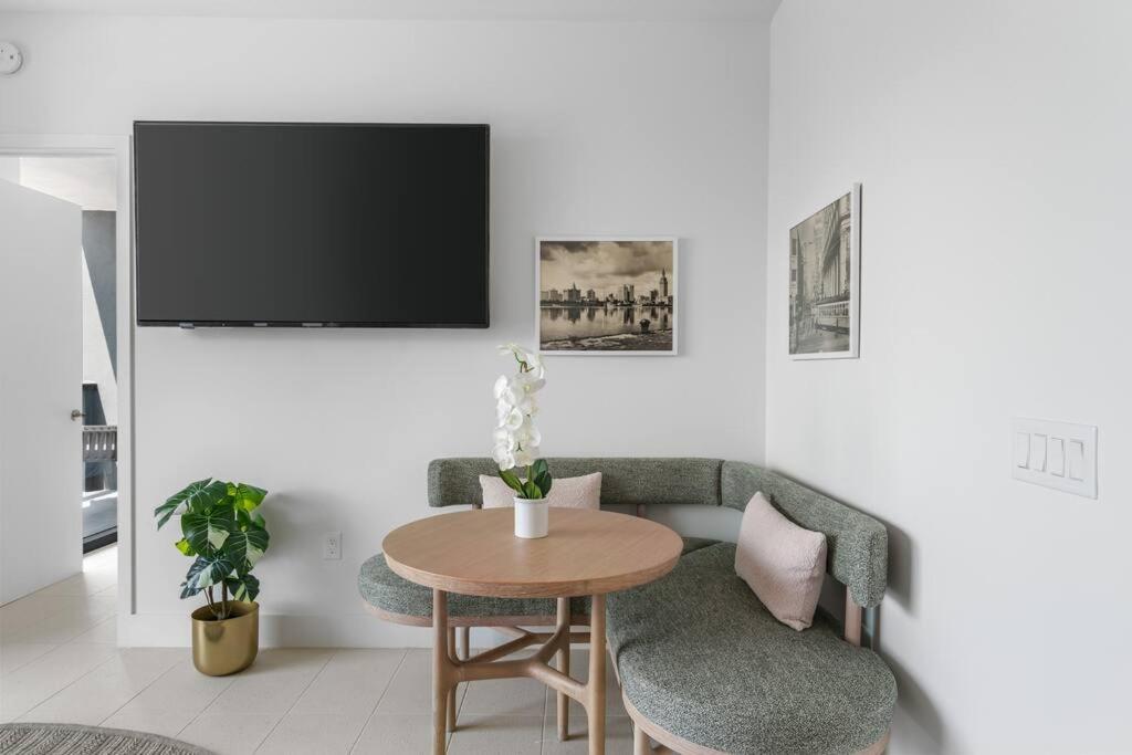 New Luxury At Downtown Apartment