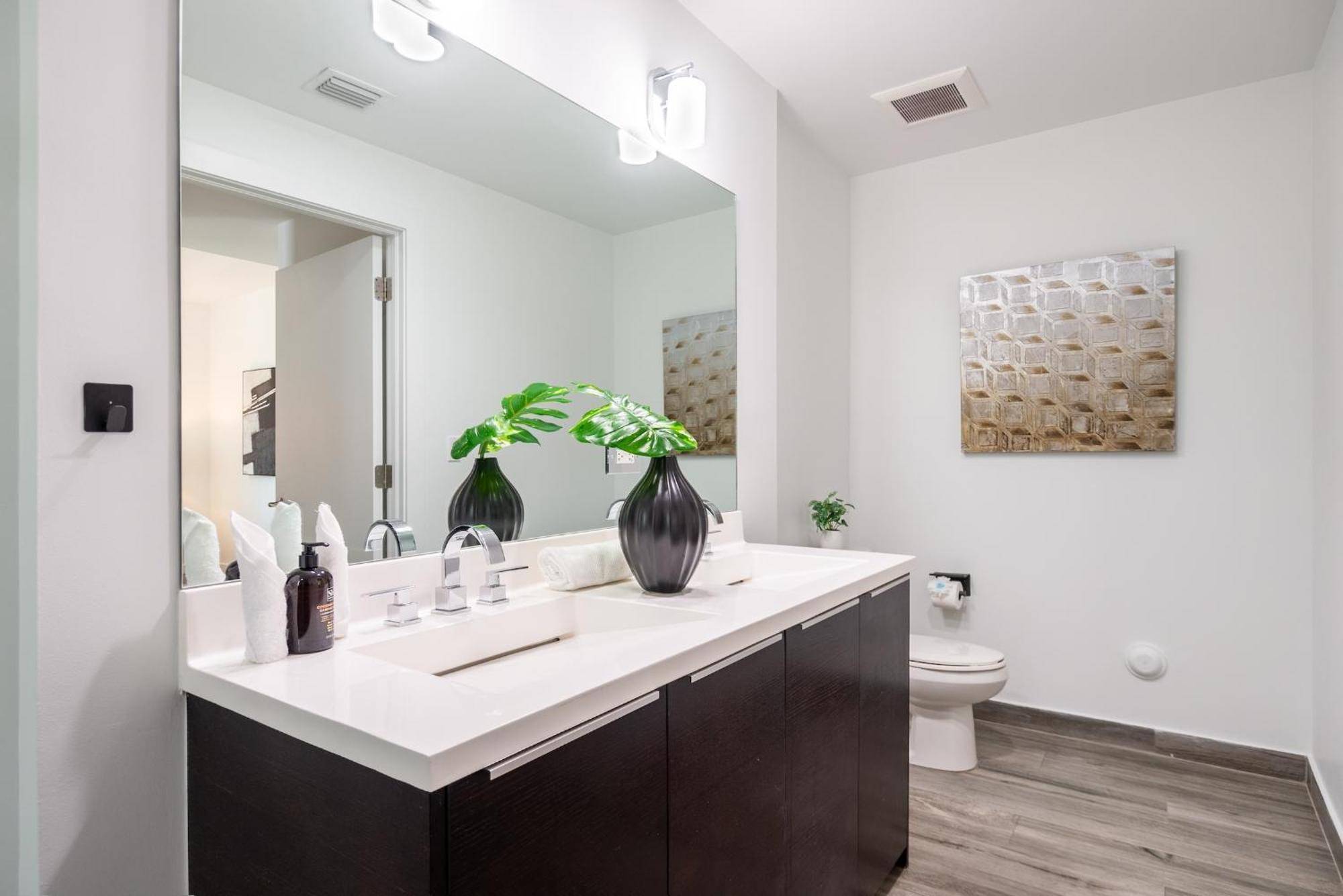 Apartment Stylish 2br With Private Balcony *