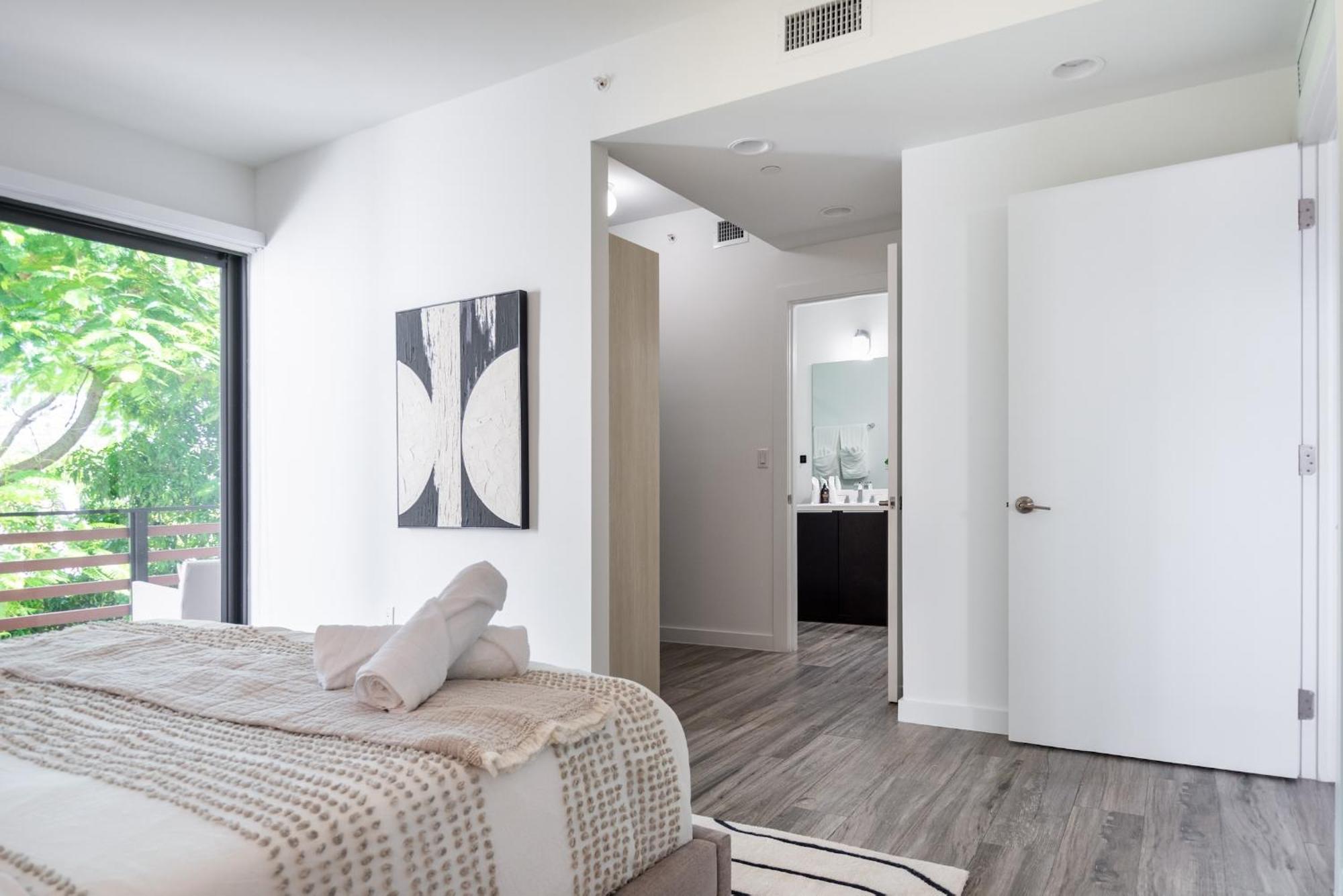 Stylish 2br With Private Balcony Apartment *