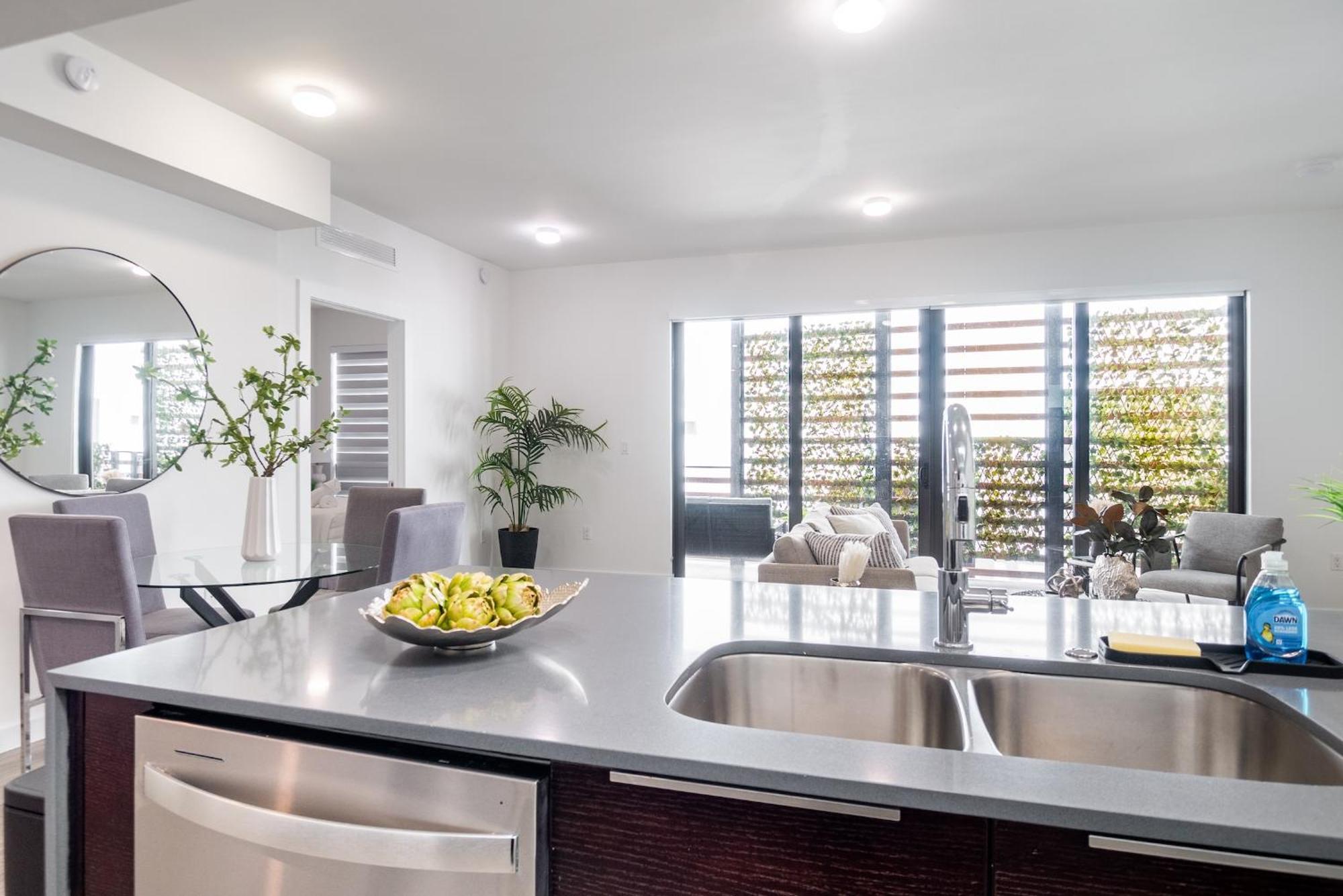 Stylish 2br With Private Balcony
